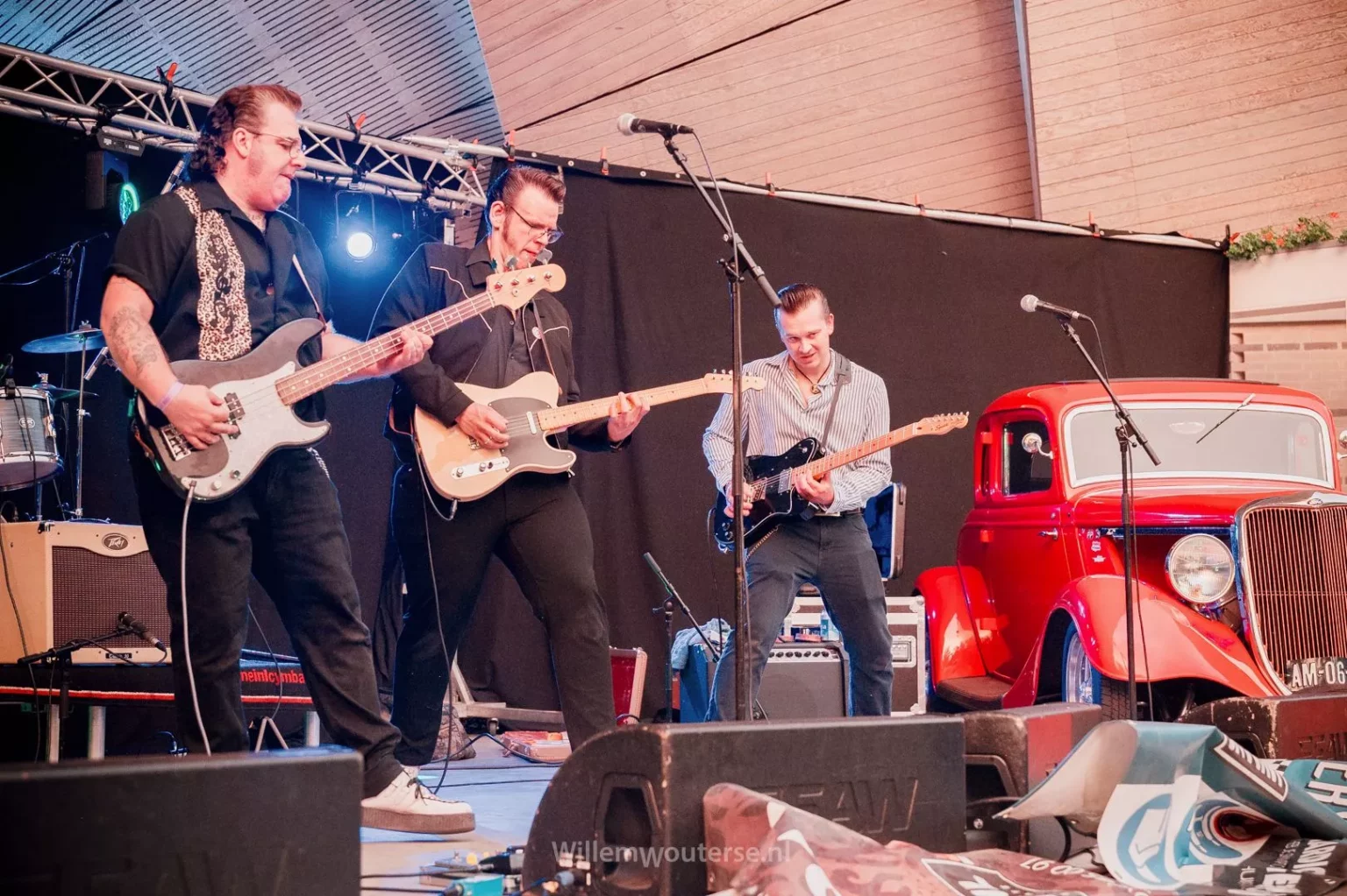 Rock-'n-rollband op het podium