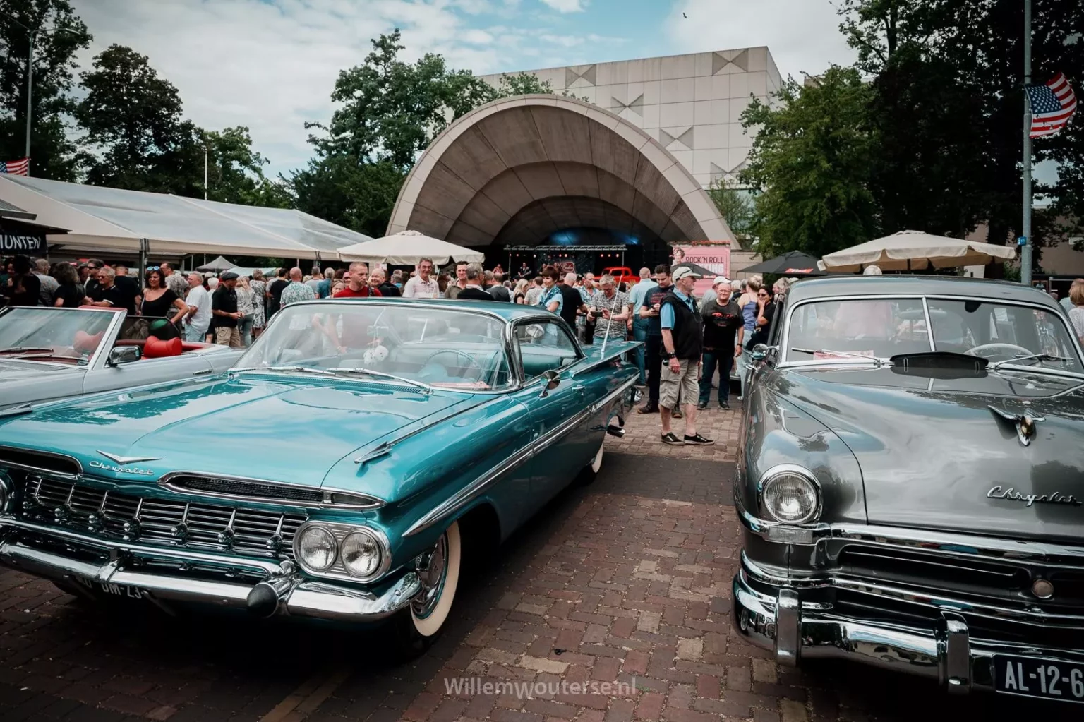 Klassieke Amerikaanse auto's bij de muziekkiosk